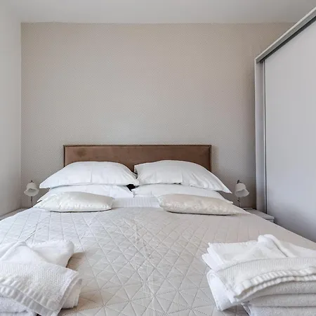 Elegant Two Bedroom 公寓 *